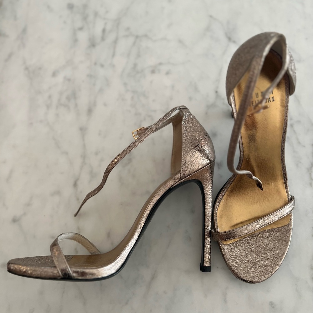 STUART WEITZMAN METALLIC GOLD SANDAL, SIZE 8.5